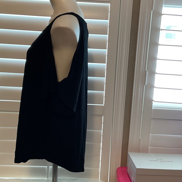 Chic Black Blouse with Gold Detailing - Picture 5 of 7